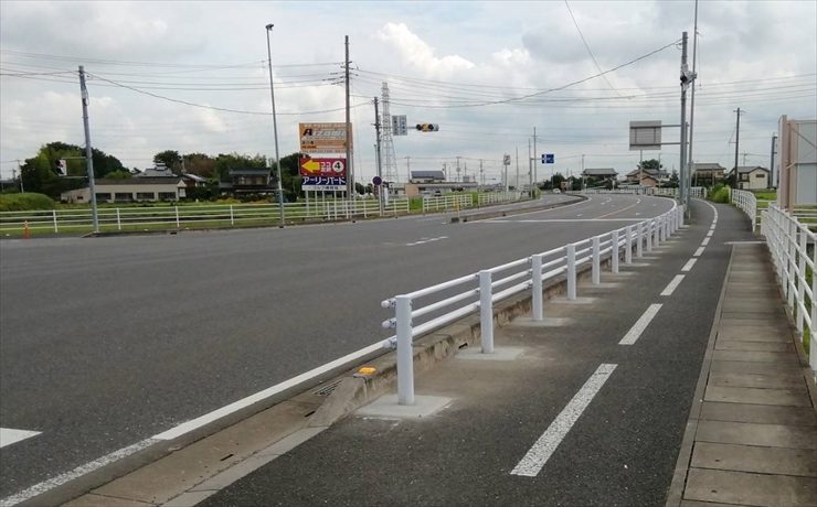 通学路の安全対策として川越北環状線平塚橋交差点にガードパイプ設置