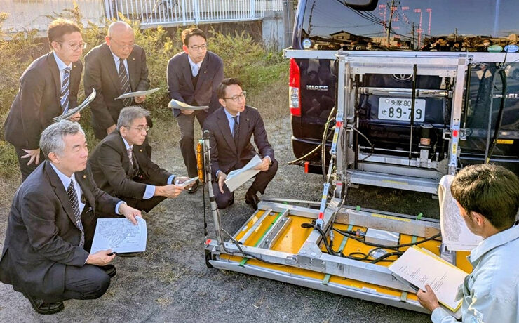 路面下空洞探査車を視察